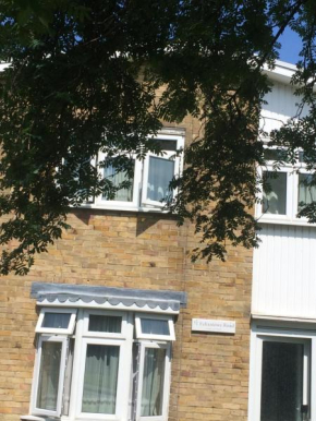 Отель simply guesthouse  Лондон